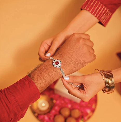 Silver Stone Chain Rakhi – Premium Designer Rakhi for Brother